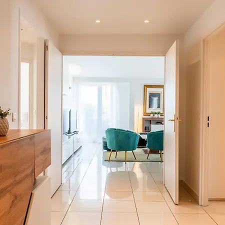 Rare! 120m Rooftop 5-minute Walk To Downtown *